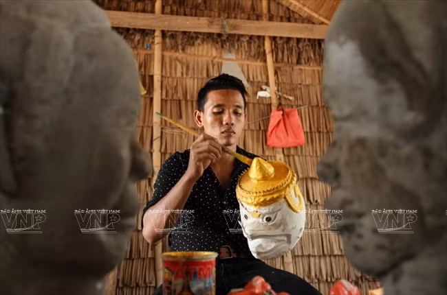 El arte de confección del tradicional mao y máscaras de los khmer del sur se transmite de generación en generación. (Fuente: VNA)