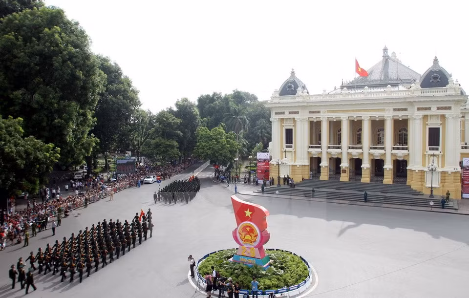 Las fuerzas armadas desfilan hacía la Plaza Revolución de Agosto (Fuente: VNA)