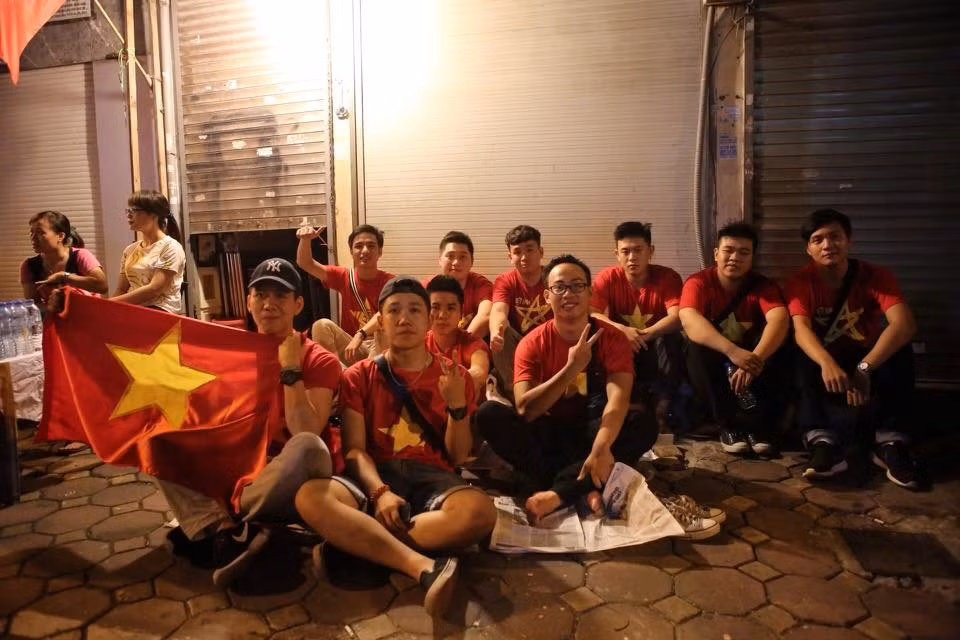 Un grupo de jóvenes se congregaron desde la madrugada (Fuente: VNA) 