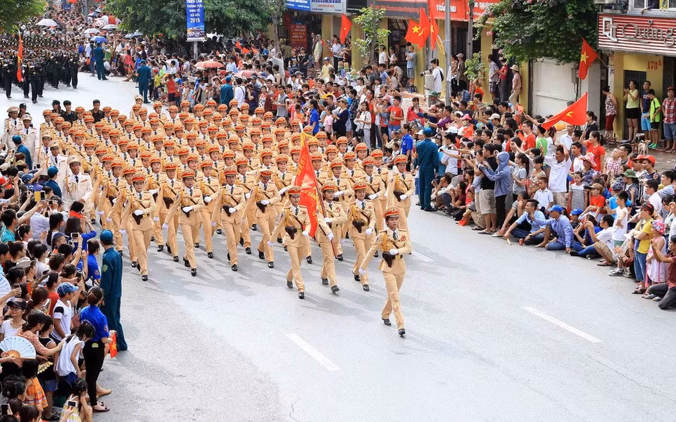 Policía femenina de tránsito, calle Nguyen Thai Hoc (Fuente: VNA)
