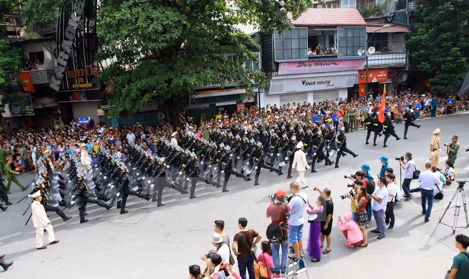 Fuerza móvil masculina de la Policía, calle Trang Thi (Fuente: VNA)