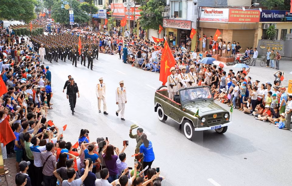 El grupo de la Policía en la calle Nguyen Thai Hoc (Fuente: VNA) 