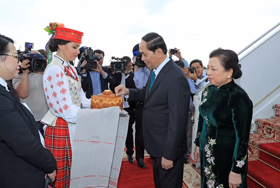 Ceremonia de bienvenida tradicional de Belarús al jefe de Estado de Vietnam (Fuente: VNA)