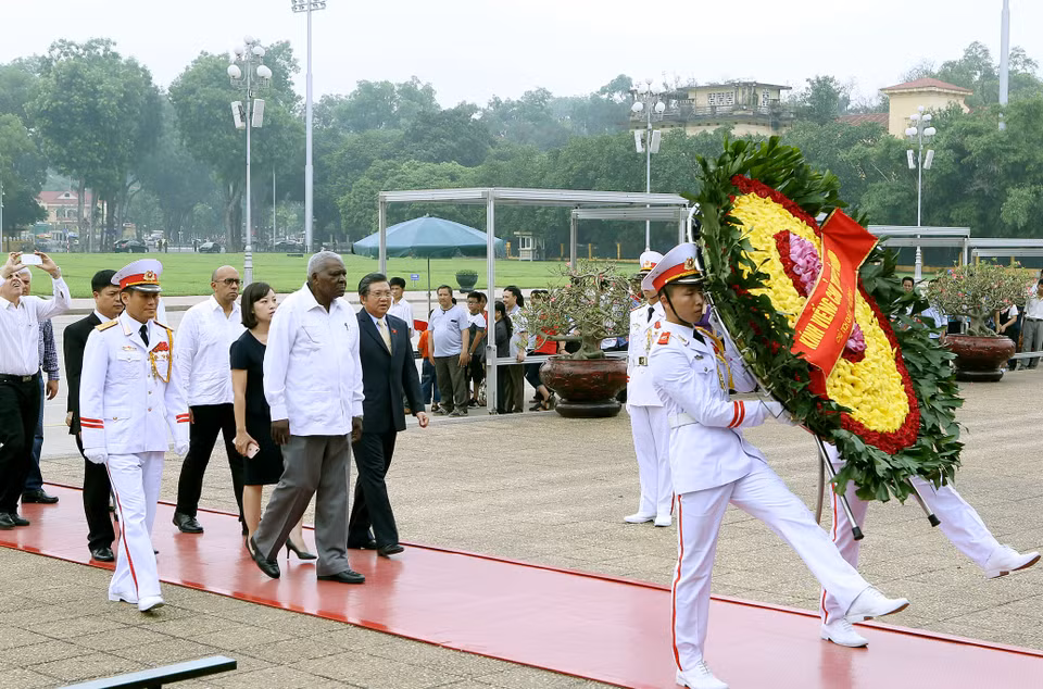 La delegación cubana rindió hoy tributo póstumo al Presidente Ho Chi Minh (Fuente: VNA)