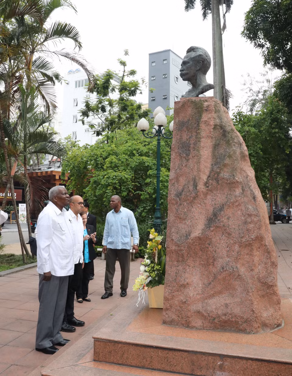 La delegación cubana colocó ofrendas florales ante el monumento del Héroe Nacional de Cuba José Martí en Hanoi (Fuente: VNA)