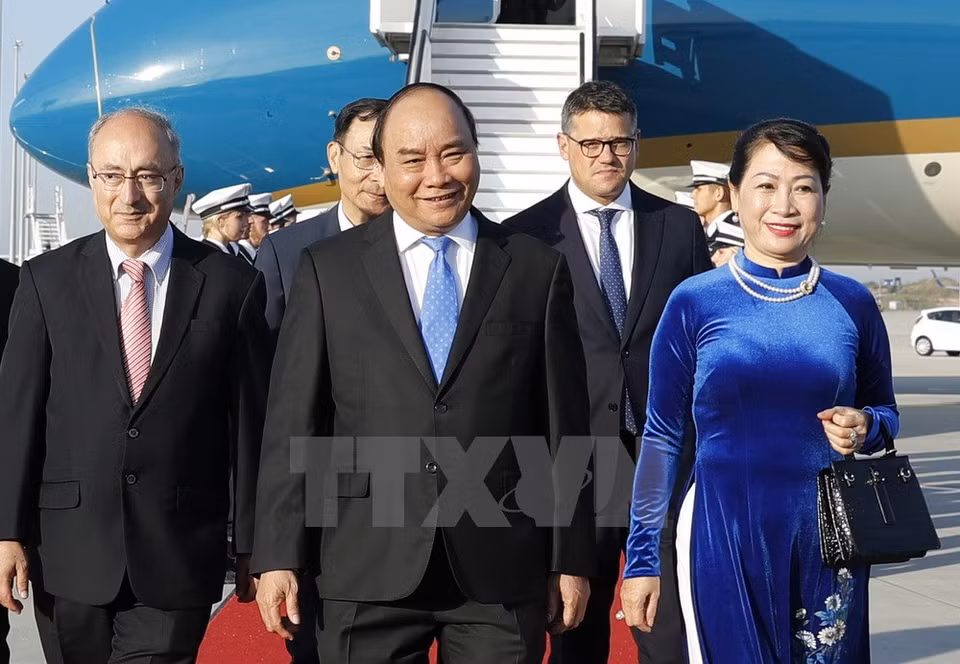 El primer ministro de Vietnam, Nguyen Xuan Phuc, y su esposa llegaron al aeropuerto internacional de Frankfurt (Fuente:VNA)
