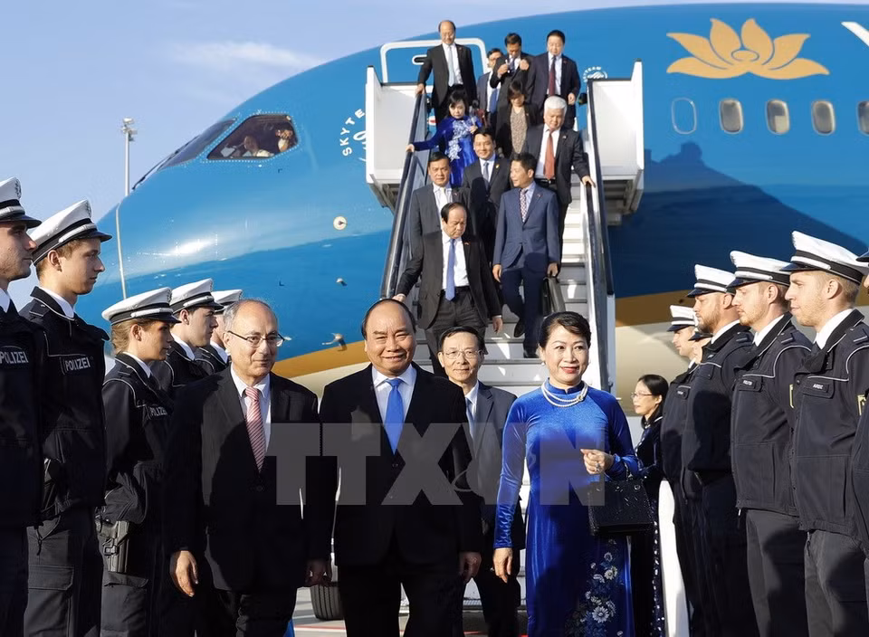 El primer ministro de Vietnam, Nguyen Xuan Phuc, y su esposa llegaron al aeropuerto internacional de Frankfurt (Fuente:VNA)