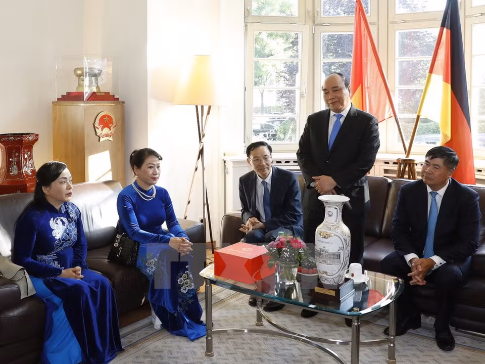  El primer ministro de Vietnam, Nguyen Xuan Phuc, y los diplomáticos vietnamitas en Alemania (Fuente:VNA)