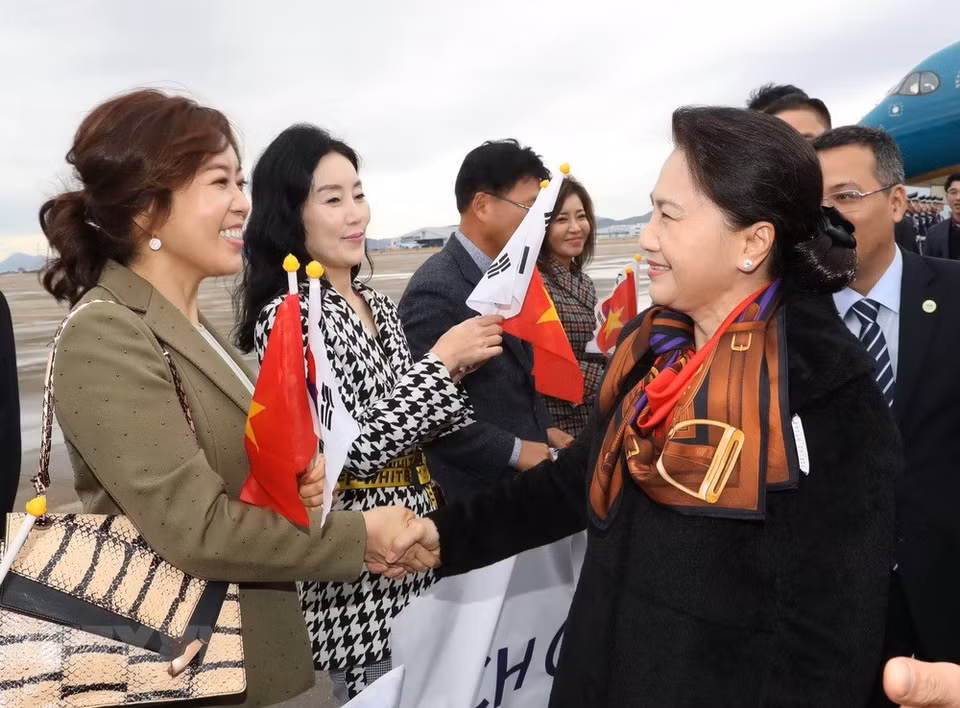 La presidenta de la Asamblea Nacional de Vietnam, Nguyen Thi Kim Ngan, arribó este martes al aeropuerto internacional Gim Hae, en la ciudad surcoreana de Busan (Fuente: VNA)