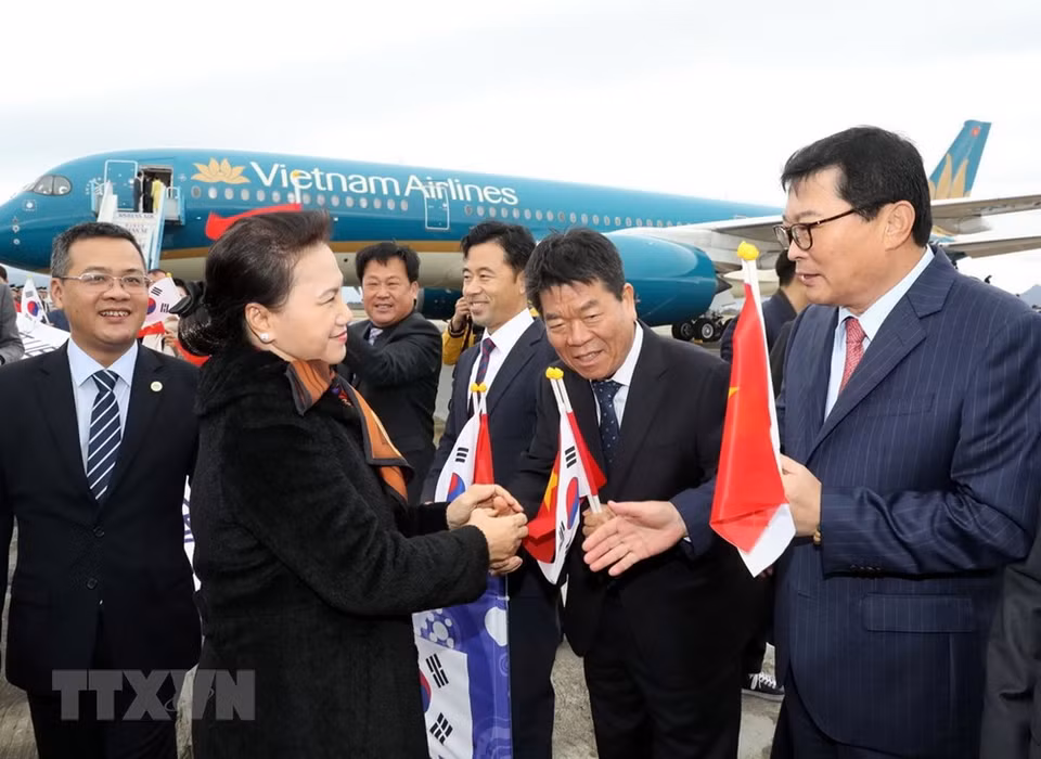 La presidenta de la Asamblea Nacional de Vietnam, Nguyen Thi Kim Ngan, arribó este martes al aeropuerto internacional Gim Hae, en la ciudad surcoreana de Busan (Fuente: VNA)