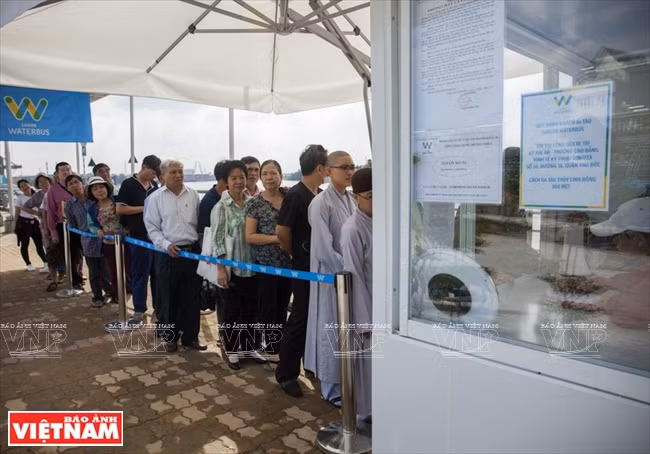 Hacen cola para recibir boletos en la terminal de Linh Dong en el distrito de Thu Duc.(Fuente: VNA)