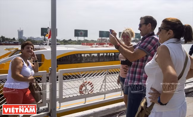 Los extranjeros posan en el muelle Bach Dang.(Fuente: VNA)