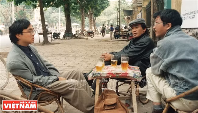 Dang Thai Son en una calle de Hanoi, en los años 90.