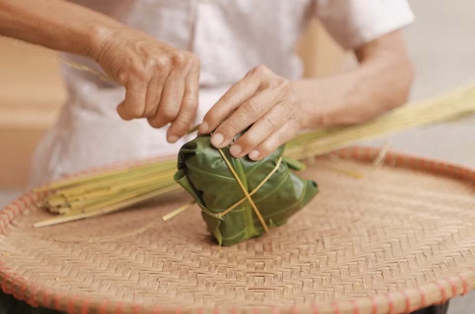 Com (arroz glutinoso tierno) con coco rallado y frijoles verdes deviene una especialidad de Hanoi, la capital de Vietnam, en el otoño. Dos temporadas resultan las ideales para producir “Com”: abril y agosto del calendario lunar. El mes de agosto lunar deviene el mejor momento para preparar este producto. Se recolecta cuando todavía está verde y, posteriormente, se aplasta ligeramente y se seca. El producto está envuelto entre superpuestas hojas de plátano y de loto, unidas por tiras de bambú. Se preparan muchos platos como empanado de arroz verde y dulce, y en especial, arroz cocido al vapor, que tiene un sabor dulce y color atractivo. (Foto: Vietnam+)