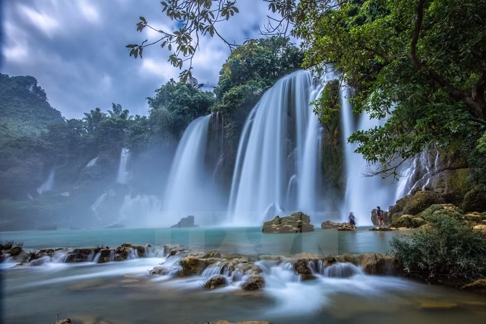 La Cascada de Ban Gioc tiene 53 metros de altura y 300 metros de ancho. Tiene tres niveles con muchas cascadas más pequeñas (Foto: VNA)