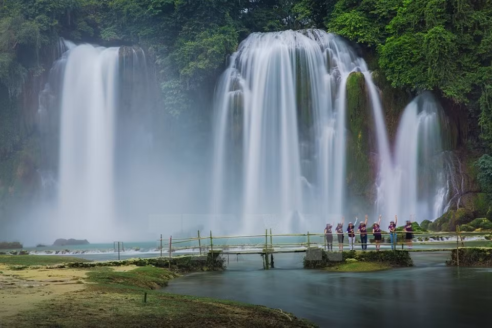La cascada está a 89 ​kilómetros al norte de la ciudad de Cao Bang y a 26 kilómetros del distrito de Trung Khanh (Foto: VNA)