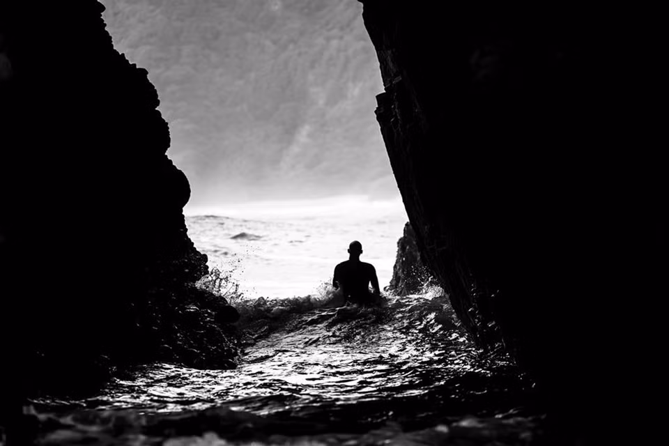 Surfista en la playa Piha, Nueva Zelanda (Fuente: NatGeo)