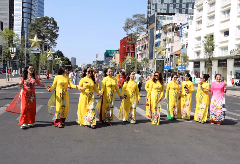 La presentación de Ao dai con el tema "Me encanta el Ao dai vietnamita". (Foto: Revista Vietnam)