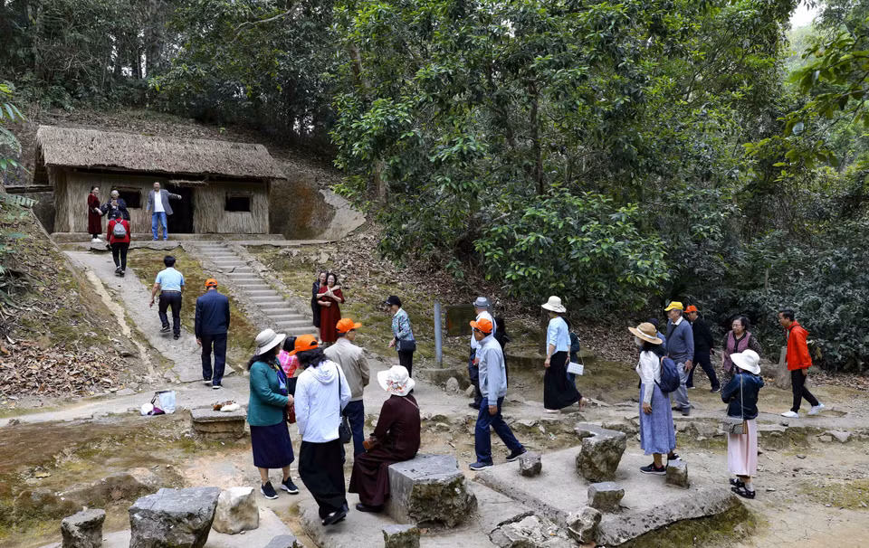 Turistas visitan la choza de trabajo del General Vo Nguyen Giap en las reliquias del cuartel general del Comando de Campaña de Dien Bien Phu. Foto: VNA