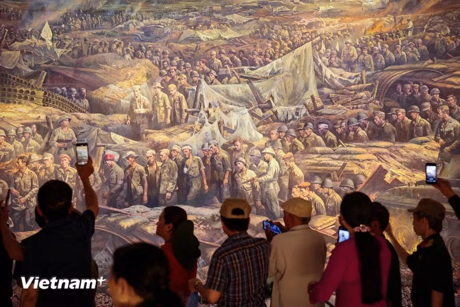 Al decir de algunos visitantes, este es uno de los puntos más impresionantes del museo porque brinda a los espectadores una perspectiva completa y vívida, así como una vista panorámica de la batalla de Dien Bien Phu. (Foto: Hoai Nam/Vietnam+)