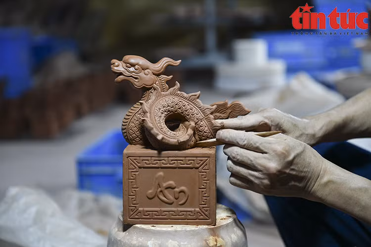 Los artesanos de la aldea de Bat Trang perfeccionan los productos para el Año Nuevo Lunar. Foto: el periódico Tin Tuc (Noticias)
