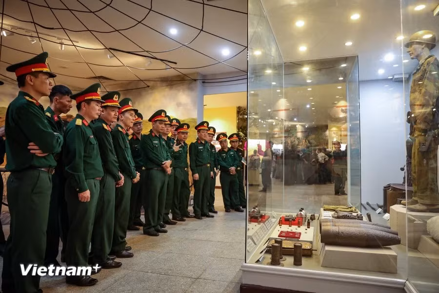 El grupo turístico del Comando militar del distrito de Dong Hung (provincia de Thai Binh) visitó el museo para expresar gratitud a los antepasados que dieron sus vidas por la defensa de la Patria. (Foto: Hoai Nam/Vietnam+)