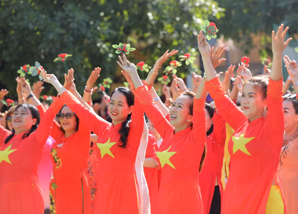 En la actuación participan muchas mujeres que se visten de Ao dai con los colores de la bandera vietnamita. (Foto: Revista Vietnam)