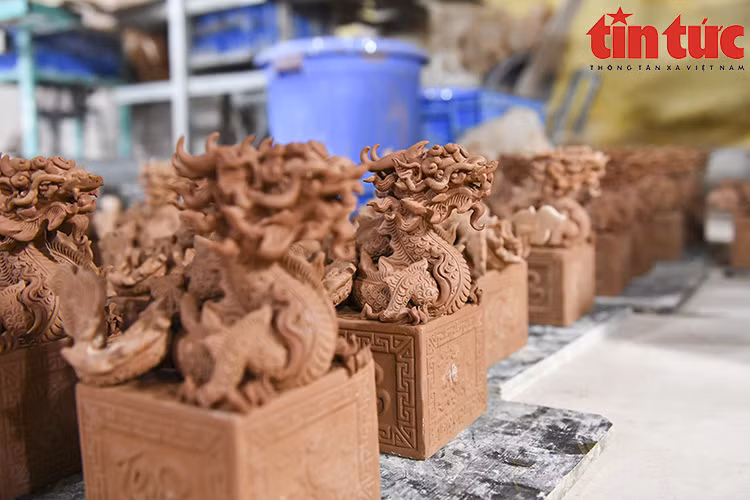 El producto llamado "Huella de Dragón Sagrado", fue hecho por cinco trabajadores, quienes se encargaron de todas las etapas de la elaboración desde la creación, el moldeado hasta el dibujo de motivos. 