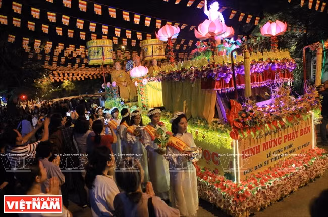 La ceremonia del aniversario 2561 del nacimiento e iluminación de Buda (Día de Vesak), es un evento más importante para los creyentes budistas vietnamitas y extranjeros de todo el mundo. (Fuente : VNA)