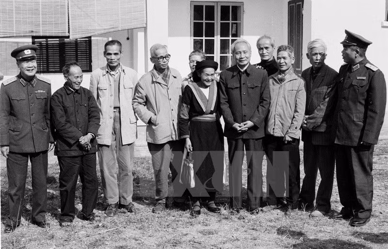 En ocasión del Año Nuevo Lunar 1982, visitó veteranos y familias revolucionarias en la provincia norteña de Cao Bang (Fuente: VNA)