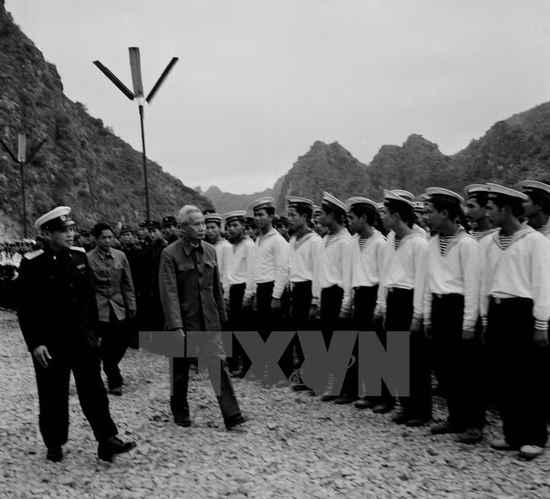 Visitó una unidad de la fuerza naval, en 1980 (Fuente: VNA)
