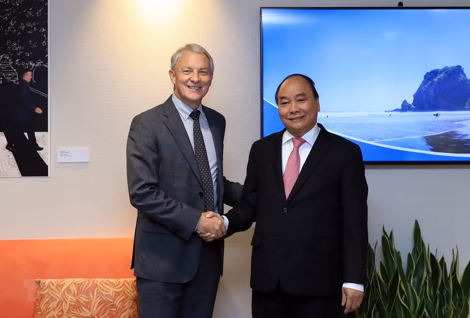 El primer ministro vietnamita, Nguyen Xuan Phuc, mantiene una reunión el alcalde de Auckland, Phil Goff. (Fuente: VNA)