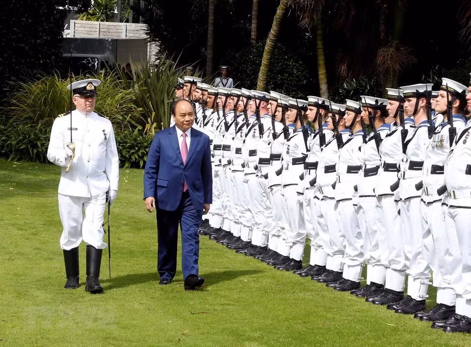 El primer ministro vietnamita, Nguyen Xuan Phuc, inspecciona la guardia de honor a su llegada a Nueva Zelanda hoy, 13 de marzo. (Fuente: VNA)