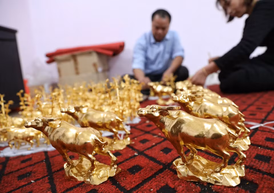 El producto del búfalo dorado del año lunar 2021 es producido por la familia del artesano Nguyen Anh Chung, según el pedido de los clientes. (Foto: VNA)