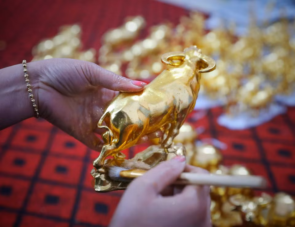 El producto del búfalo dorado del año lunar 2021 es producido por la familia del artesano Nguyen Anh Chung, según el pedido de los clientes. (Foto: VNA)