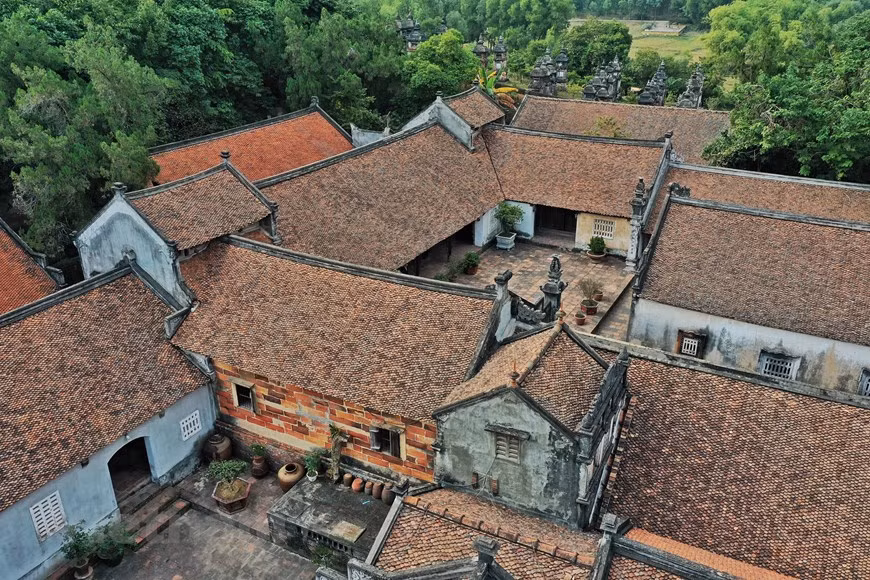 También es una obra arquitectónica mezclada armoniosamente con la naturaleza, rodeada de montañas y bosques. Con alrededor de 100 torres, el lugar se considera una de las pagodas antiguas más grandes y hermosas de Vietnam. Las torres son el lugar de descanso de más de mil monjes que han practicado en el templo a lo largo de los períodos históricos. En cada torre se entierran de cuatro a 26 cadáveres, y la mayoría de ellas son de tres o cuatro pisos, con una altura de tres a cinco metros. Las torres ancestrales son aún más anchas. La pagoda es también uno de los principales centros budistas de la secta budista de Truc Lam perteneciente a la escuela zen.(Foto: Vietnam+)