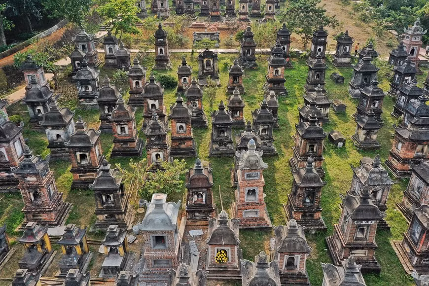 Con alrededor de 100 torres, el lugar se considera una de las pagodas antiguas más grandes y hermosas de Vietnam. Las torres son el lugar de descanso de más de mil monjes que han practicado en el templo a lo largo de los períodos históricos. En cada torre se entierran de cuatro a 26 cadáveres, y la mayoría de ellas son de tres o cuatro pisos, con una altura de tres a cinco metros. Las torres ancestrales son aún más anchas. El jardín de las torres se inclina a la altura del monte Bo Da en un área de casi ocho mil metros cuadrados, donde se guardan las reliquias budistas, entre ellas las cenizas del cuerpo incinerado de los maestros de la escuela zen Truc Lam. (Foto: Vietnam+)