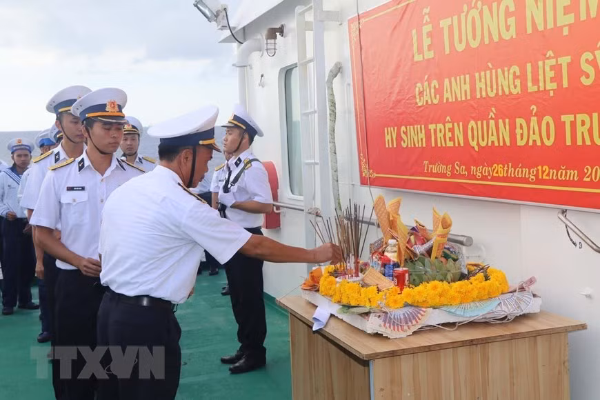 Soldados de la Brigada Naval 146 encendieron inciensos para rendir tributo a los mártires de Gac Ma. (Foto: VNA)