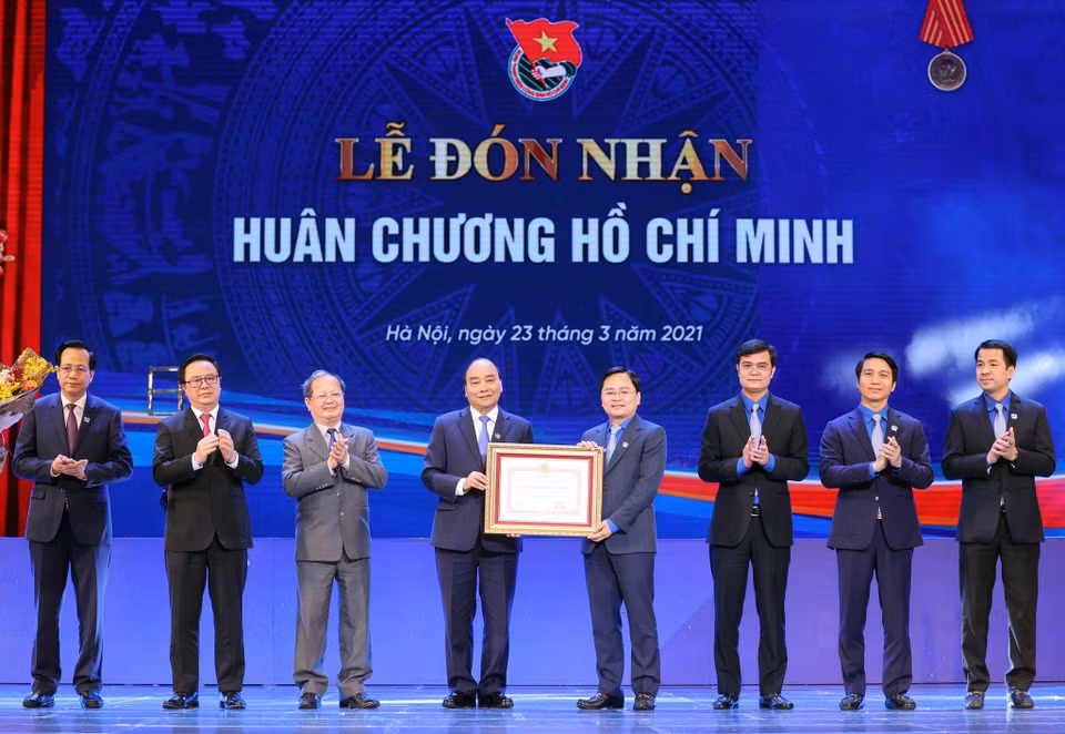 El primer ministro vietnamita, Nguyen Xuan Phuc, presidente del Consejo Central de Emulación y Recompensa del Comité Central, condecoró con la Orden de Ho Chi Minh a la organización juvenil. (Foto: VNA)