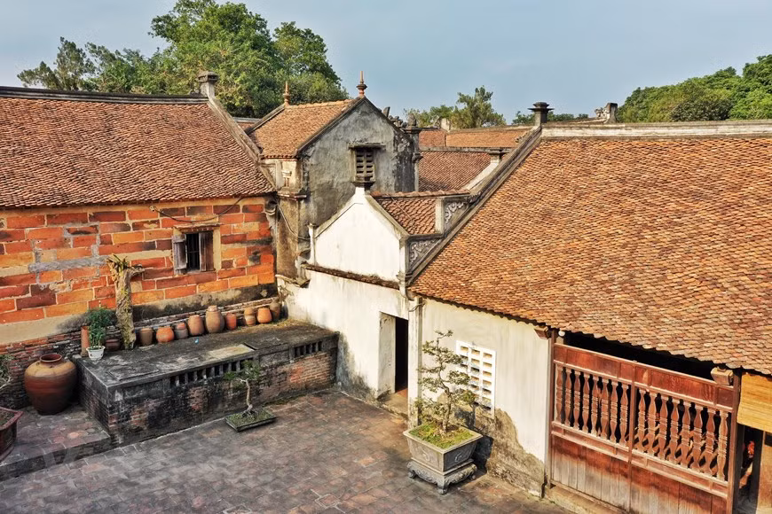 La pagoda es también uno de los principales centros budistas de la secta budista de Truc Lam perteneciente a la escuela zen. También figura entre los sitios de culto que aún conservan la arquitectura tradicional vietnamita original. Actualmente, la pagoda Bo Da aún posee muchos documentos valiosos y objetos antiguos de gran valor en términos de cultura, historia, arquitectura y arte. Se usaron rocas de montaña, ladrillos y arcilla para construir un muro largo alrededor del conjunto de torres, creando una apariencia serena para el jardín. Con alrededor de 100 torres, el lugar se considera una de las pagodas antiguas más grandes y hermosas de Vietnam. Las torres son el lugar de descanso de más de mil monjes que han practicado en el templo a lo largo de los períodos históricos. (Foto: Vietnam+)
