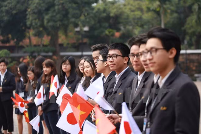En el Templo de la Literatura, el Emperador y la Emperatriz sostuvieron un encuentro con exestudiantes vietnamitas quienes cursaron en Japón. (Fuente: VNA)