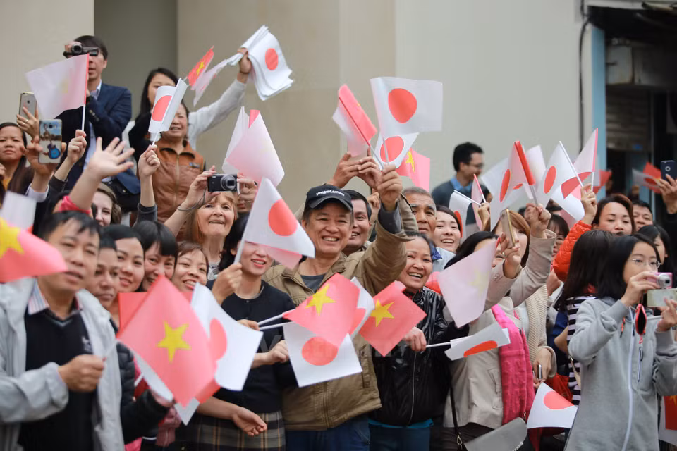 El Emperador y la Emperatriz de Japón realizaron esta mañana una visita al Templo de la Literatura. Cientos de personas estuvieron presentes desde muy temprano para saludarlos. (Fuente: VNA)