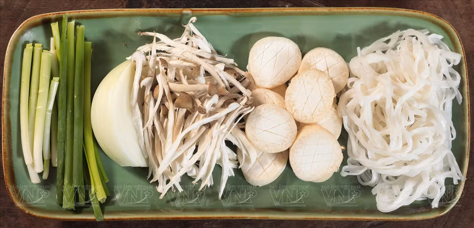 Los ingredientes del Pho vegetariano incluyen fideos de arroz, cebollitas de cambray y champiñones de Pleurotus eryngii (seta de cardo) y de Pleurotus ostreatus (seta de ostra), entre otros. (Foto: Revista Vietnam)