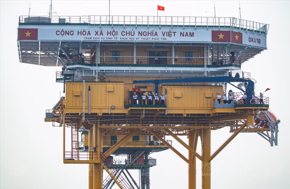 Los oficiales y soldados de la plataforma DK1/18 dan la bienvenida a un grupo de trabajo a la plataforma. (Foto: Revista Ilustrada de Vietnam)