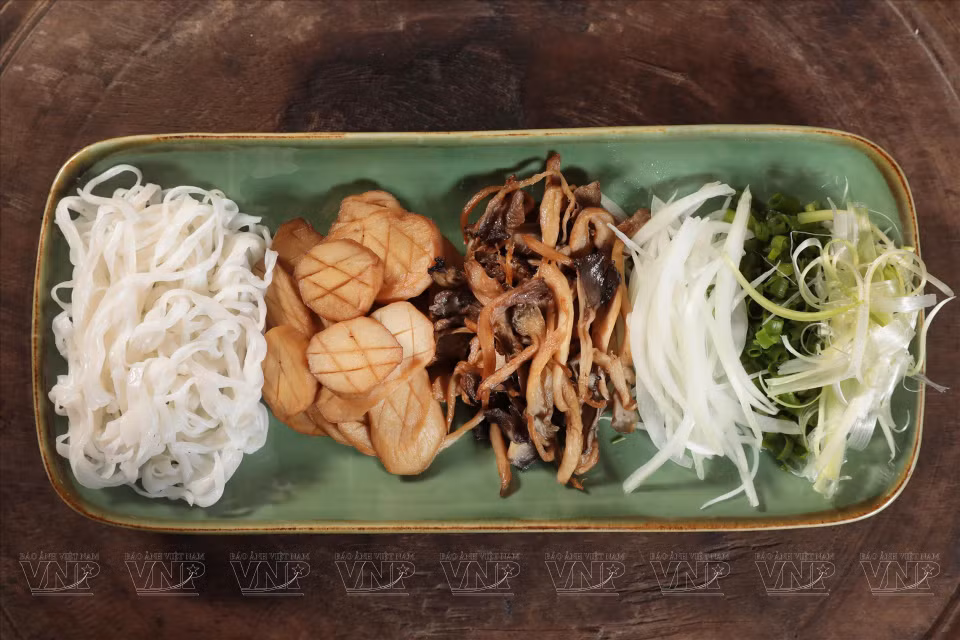Los ingredientes de fideos de arroz, cebollitas de cambray y los champiñones están precocidos. (Foto: Revista Vietnam)