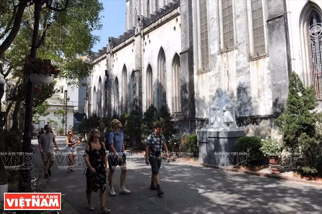 Turistas caminando en la iglesia (Fuente: VNA)