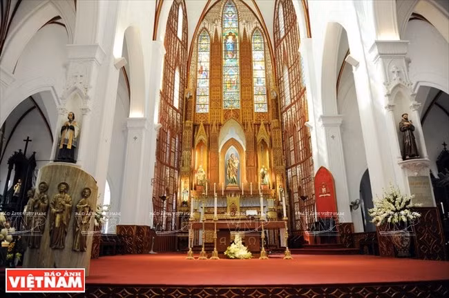 Dentro de la iglesia (Fuente: VNA)