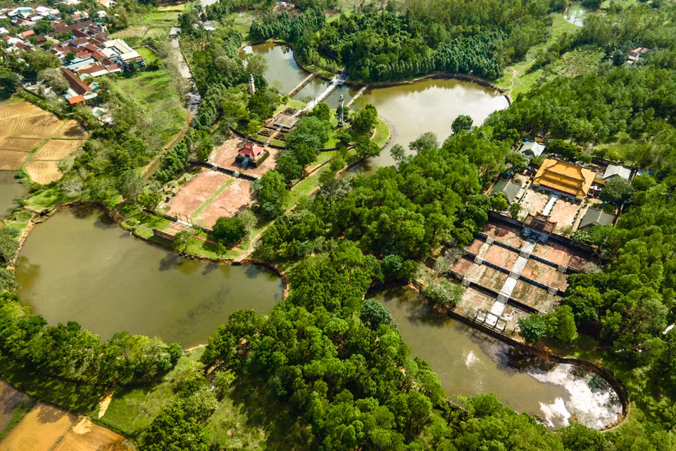 La tumba de Thieu Tri, el tercer rey de la dinastía Nguyen, en el distrito de Huong Thuy, a unos ocho kilómetros del centro de Hue, forma parte del Complejo de Reliquias de la ciudadela imperial de Hue, reconocido por la UNESCO como Patrimonio Cultural de la Humanidad en 1993. (Foto: VnExpress)