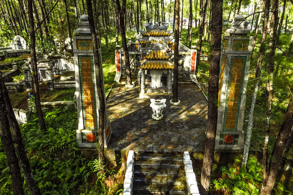 El mausoleo de Hiep Hoa es el lugar de enterramiento del rey Hiep Hoa. Hijo del rey Thieu Tri, ascendió al trono a los 37 años y solo reinó durante cuatro meses como el sexto emperador de la dinastía Nguyen antes de ser depuesto en noviembre de 1883. (Foto: VnExpress)