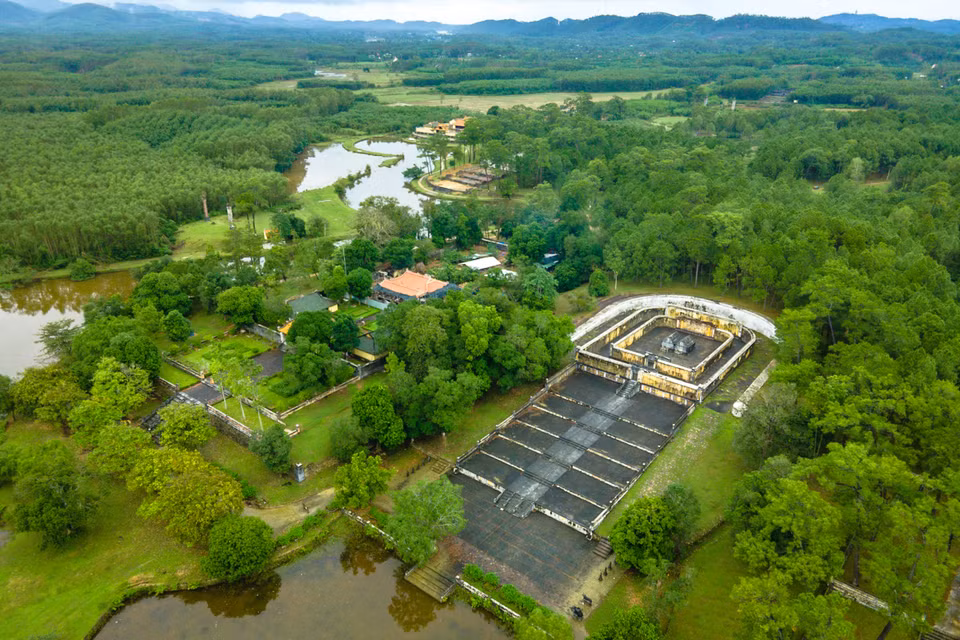 El mausoleo de Gia Long, el primer rey de la dinastía Nguyen, que gobernó entre 1802 y 1820, se encuentra en la aldea Dinh Mon del distrito de Huong Tra, a unos 20 kilómetros al oeste de Hue. (Foto: VnExpress)